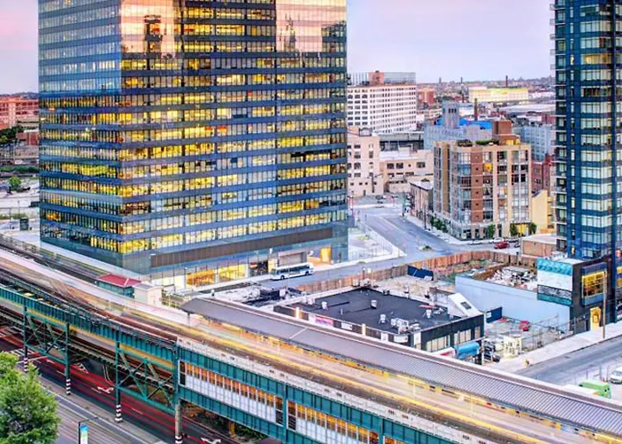 Airport Hotel: Red Lion Inn & Suites Long Island City